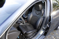 2009年モデルより、「CTS」の他グレードには右ハンドルが設定されたが、「CTS-V」は左ハンドルのみ。レカロのシートにはベンチレーション機能が備わる。