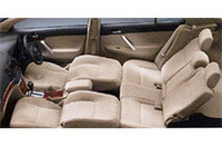 
	フロントシートをフルフラット化し、リアシートをリクライニングした状態。
	 