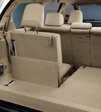 サードシートは、フラットに収納可能。上級グレードでは電動格納式となる。