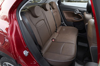 リアシート。シートカラーはブラウン（写真）とグレーから選べる。