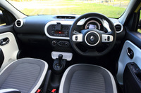 シンプルな意匠が特徴のインテリア。外装色に合わせて3種類のカラーコーディネートが用意されており、外装色が「ジョン エクレール」の場合は、写真の「ブランインテリア」が組み合わされる。