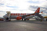ピサ空港で。これは近年躍進目覚ましい格安航空会社「イージージェット」の機材。