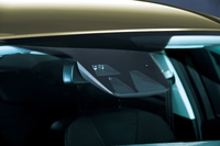 フロントウィンドウに設けられた「アクティブ・シティ・ストップ」のセンサー。車両間の相対速度差が15km/h未満の場合は追突を回避。15-30km/hでは、衝突のダメージを軽減することができる。
    