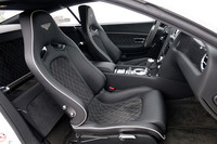 シェルがカーボン製となるシートは、片側でノーマル比マイナス21kgの軽量化を実現。