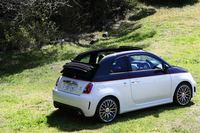 ボディーのカラーバリエーションは、グレーやレッド、ホワイトなど全6種類。テスト車のようなツートンカラーも選ぶことができる。