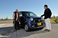 2012年11月1日にデビューした「ホンダN-ONE」。自然吸気モデルもあるものの、今回はターボモデルをテストした。試乗に臨んだのは、自動車テクノロジーライターの松本英雄氏（写真右）と、自動車評論家の徳大寺有恒氏（同左）。