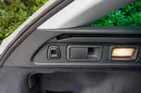 後席は、ラゲッジルーム内にあるレバーを引くと前に倒れる仕組み。