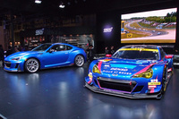 スバル／STIブースの中央に並べられた2台。左はコンセプトモデル「STI Performance Concept」で、右はSUPER GTの2016年シーズンを戦う「スバルBRZ GT300 2016」。