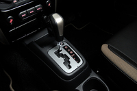 トランスミッションは5段MTと4段ATの2種類が用意されている。