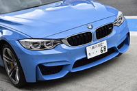 大きなエアインテークや、その周囲のフラップ形状が特徴的な、「M3セダン」のフロントまわり。