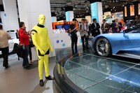 
	新型「フォードGT」の横で見かけた衝突実験用のダミー人形に扮（ふん）した人。
	