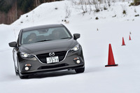 FFの「アクセラセダン」でスラロームコースを行く。終始アンダーステアに見舞われる。