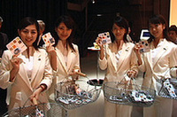 
	上写真の「チョロキューブ」を会場にて配っていた、ミス フェアレディのお嬢さんたち。拡大写真はこちら。
	 