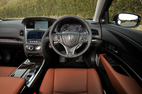 内装色は「シーコースト・アイボリー」と「プレミアムブラック」、写真の「ブルーノ」の全3種類。いずれも茶色の木目調加飾パネルが組み合わされる。