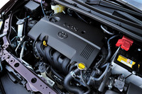 「カローラ」のFFモデルには、燃焼改善と低フリクション化が施された改良版の1.5リッターエンジンが搭載される。形式名は従来と同じ「1NZ-FE」。