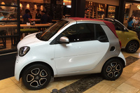 「フォーツーカブリオ ターボ リミテッド」。電動開閉式ソフトトップは、走行速度に関係なく開閉できる。