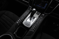 センターコンソールには、運転席／助手席の空調操作スイッチのほか、「スポーツ」「スポーツプラス」のモード切り替え、車高調整、「スポーツエグゾーストシステム」の作動、アイドリングストップ機構のオン／オフなど、数多くのスイッチ類が並ぶ。