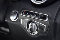 クルーズコントロール機能や車線逸脱防止装置、車両周辺の状況を映しだすカメラシステムなど、運転支援システムの充実も「GLC」のセリングポイント。運転席の右前方に、それらのオンオフスイッチが並ぶ。