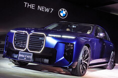 BMWの最上級サルーンがさらに進化！ マイナーチェンジを受けた「7シリーズ」を写真でリポートする。