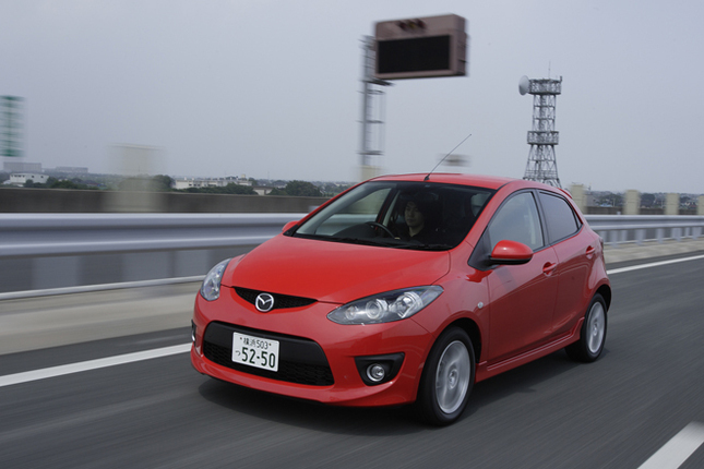 【スペック】全長×全幅×全高＝3895×1695×1475mm／ホイールベース＝2490mm／車重＝990kg／駆動方式＝ FF／1.3リッター直4DOHC16バルブ（91ps/6000rpm、12.6kgm/3500rpm）／価格＝131万円（テスト車＝155万1500円）