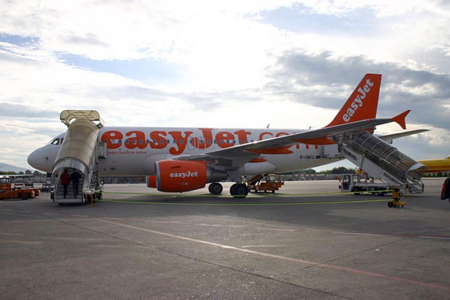 ピサ空港で。これは近年躍進目覚ましい格安航空会社「イージージェット」の機材。