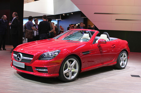 2011�N3��1���ɖ����J�����W���l�[�u�V���[�̉�ꂩ��A���ڃ��f�����ʐ^�ŏЉ��B