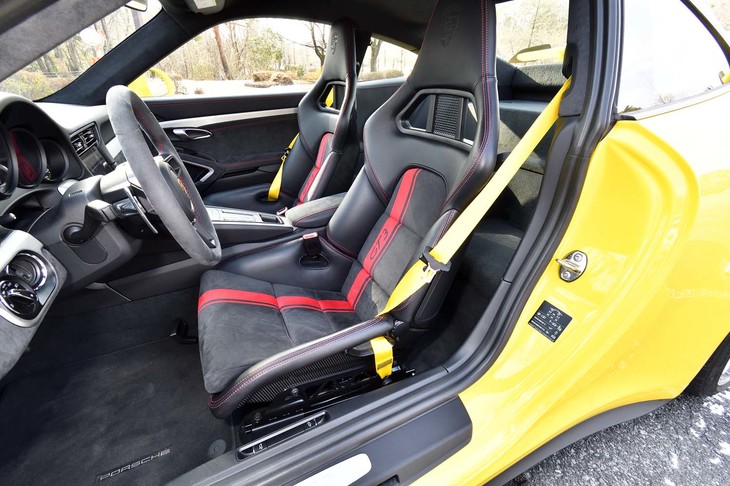 オプションのスポーツバケットシートは、前後の位置調節のみが可能。赤いラインの部分には「GT3」のロゴがプリントされている。