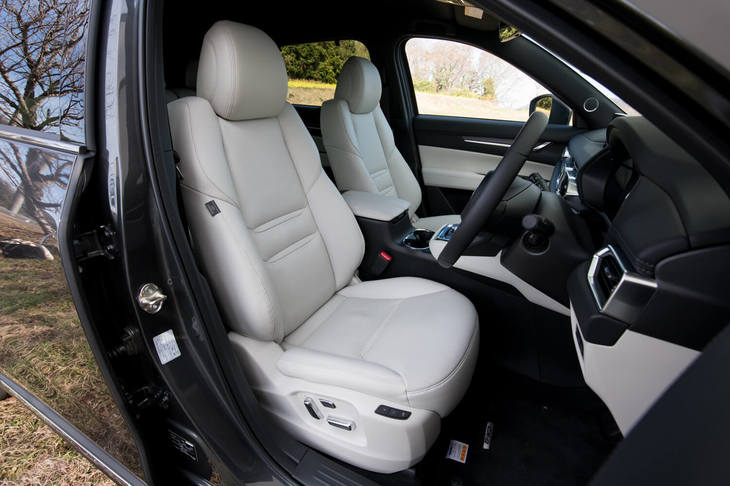 「Lパッケージ」に装備されるナッパレザーシート。運転席と助手席には、新たにベンチレーション機能が採用された。