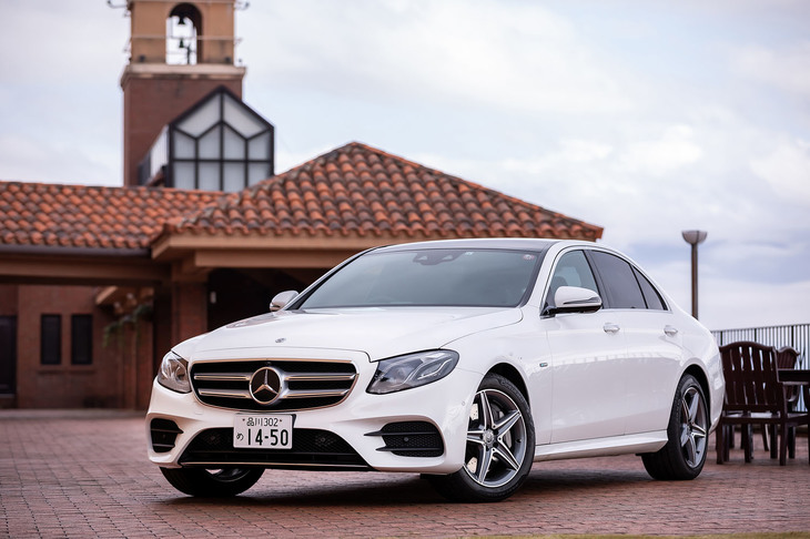 2019年10月23日に東京モーターショーの会場で、日本導入がアナウンスされた「E350deアバンギャルド スポーツ」。乗用車としては日本初となる、外部充電が可能なディーゼルハイブリッドパワートレインを搭載している。