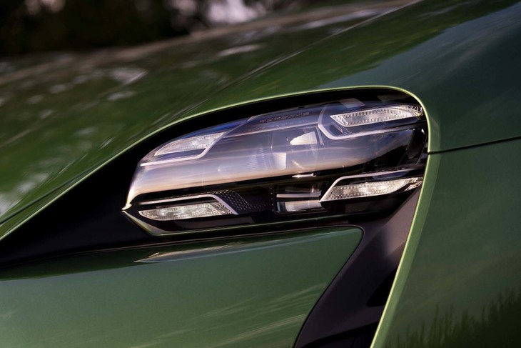 「タイカン」専用デザインのヘッドランプ。他の最新のポルシェ車と同様、ひとつのランプは複数の光源で構成されている。