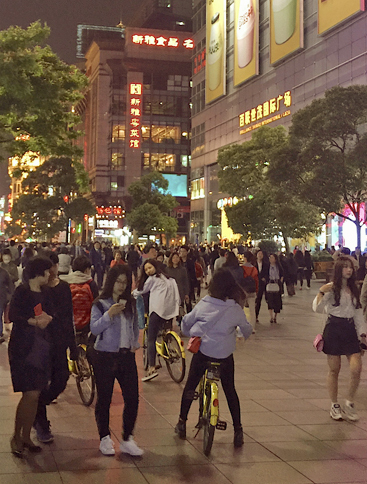 上海を代表するストリートである南京路にて。ここでも若者たちが「ofo」を活用していた。