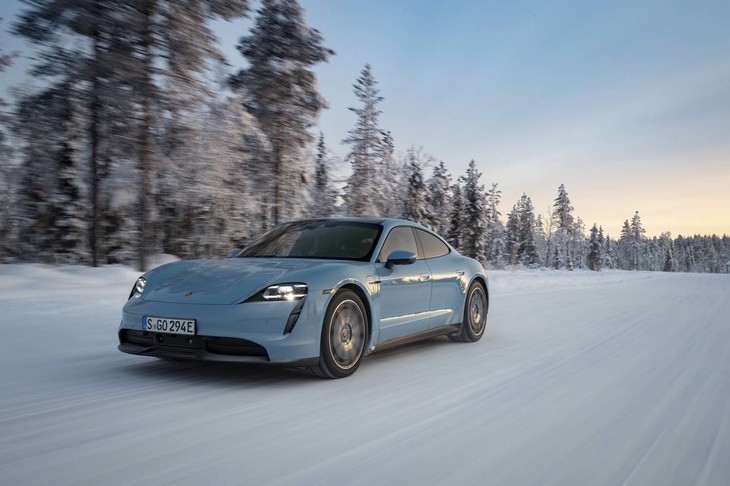 「タイカン4S」に搭載される駆動用モーターは、フロントは「ターボ／ターボS」と同サイズだが、リアはひと回り小さなサイズとなっている。