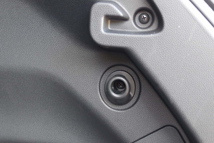 スバル・クロストレック（ラゲッジスペース側方のフック）