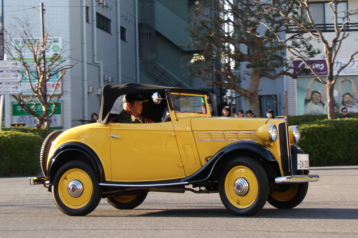 1937年「ダットサン16型ロードスター」。722ccの直4サイドバルブエンジンを積んだ、国産量産小型車のパイオニア。