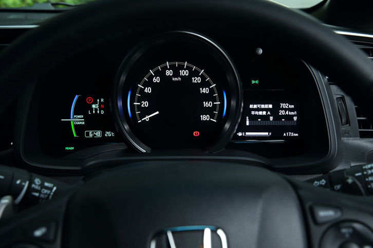 速度計を中央に据えた計器盤。左側にはパワーメーターが、右側にはマルチインフォメーションディスプレイがレイアウトされる。