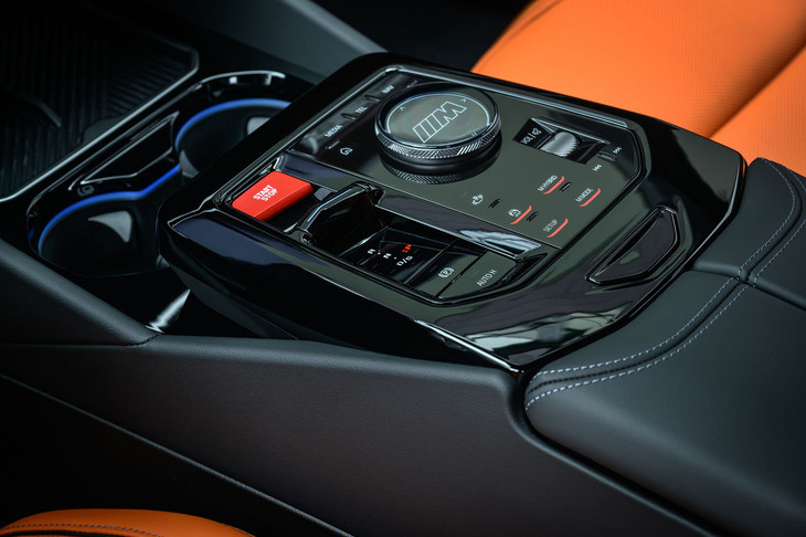 赤いスタート／ストップボタンが主張するセンターコンソール。「Mモード」などのスイッチはすべて触覚フィードバック付きのタッチ式だ。