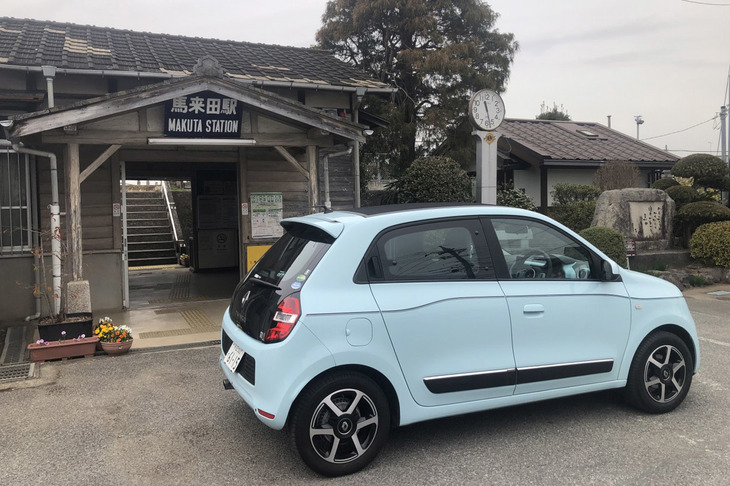 最高出力90PSの0.9リッター直3ターボエンジンを搭載する“俺のナロー”。エンジンが後ろに搭載されているせいか、キャンバストップの割に走行中の室内は驚くほど静かである。