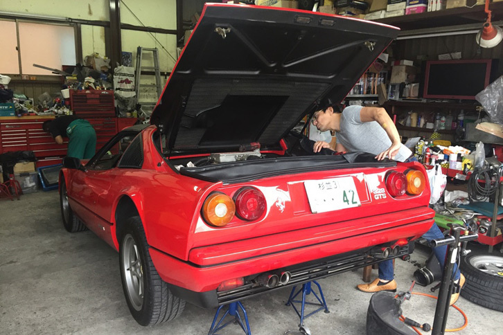 心配そうに車両内部をのぞきこむ岡田ピー。