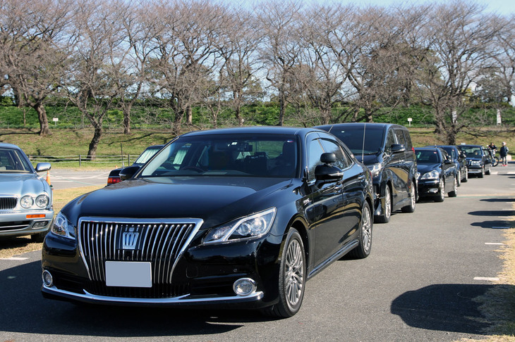 VIPをガードする警護車の車列のように連なって来場した参加車両。先代「トヨタ・クラウン ロイヤル」などセダンの間にミニバン（トヨタ・アルファード）が交じっているのも、それっぽい。