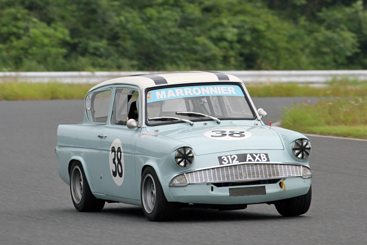 クリスタルカップで、予選11位から2位に入った1968年「フォード・アングリア」。