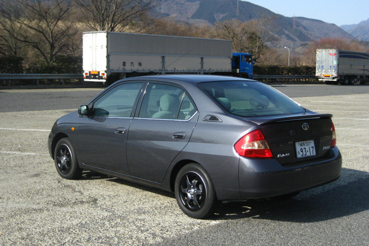 
	「GT-R」のガンメタへのオールペンが完成し、“大和”へとリボーンした初代「プリウス」の勇姿。
	