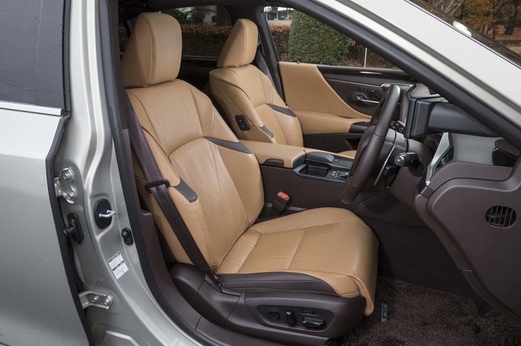“バージョンL”にはセミアニリン本革のシートが標準装備となる。テスト車には「トパーズブラウン」のカラーリングがチョイスされていた。