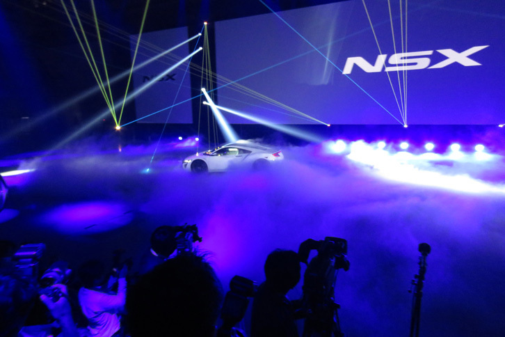 スモークの中から、突如として新型「NSX」が登場。