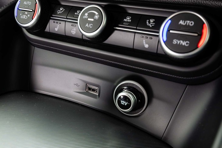 センターコンソールには、標準装備となる前席シートヒーターやステアリングヒーターのスイッチ、USBソケットなどが並ぶ。