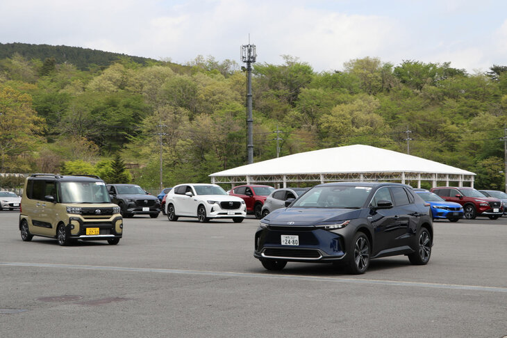モーターファンフェスタ恒例の試乗イベントは、今回も大人気に。希望のクルマの試乗枠を得るために、参加者による長蛇の列ができていた。いま注目の最新EVを集めた「EV＋Experience」では、一部車種で、レーシングコースのホームストレートを使った同乗試乗による加速体験も行われ、モーター車特有のフル加速のすごさも味わうことができた。