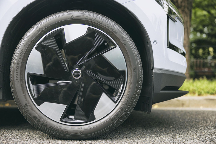 ホイールのサイズは19インチ（写真）が標準。20インチホイールもオプションとして用意される。