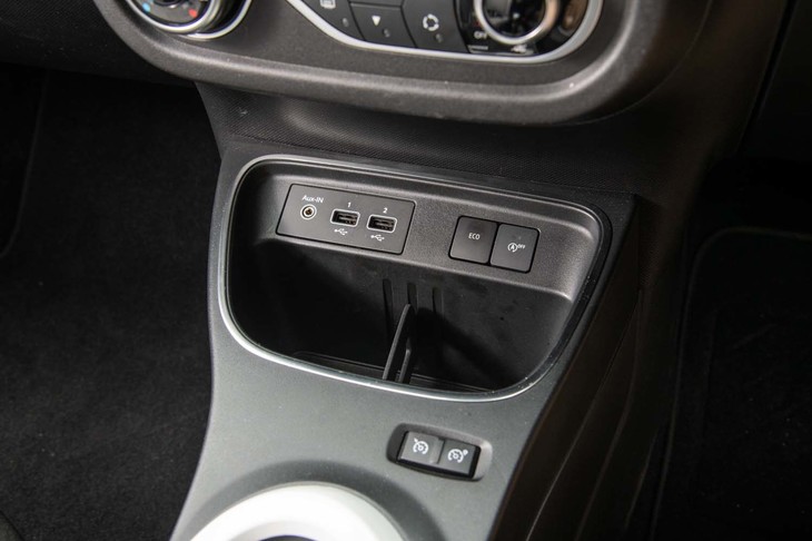 新設されたセンターコンソールの前端。カップホルダー兼スマートフォンポケットのような収納に加えて、2基のUSBソケットが備わる。