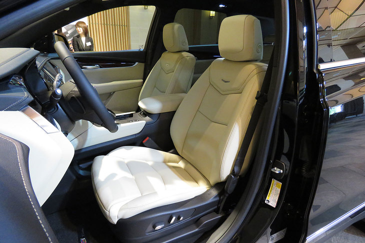 キャデラックXT5クロスオーバー（フロントシート）