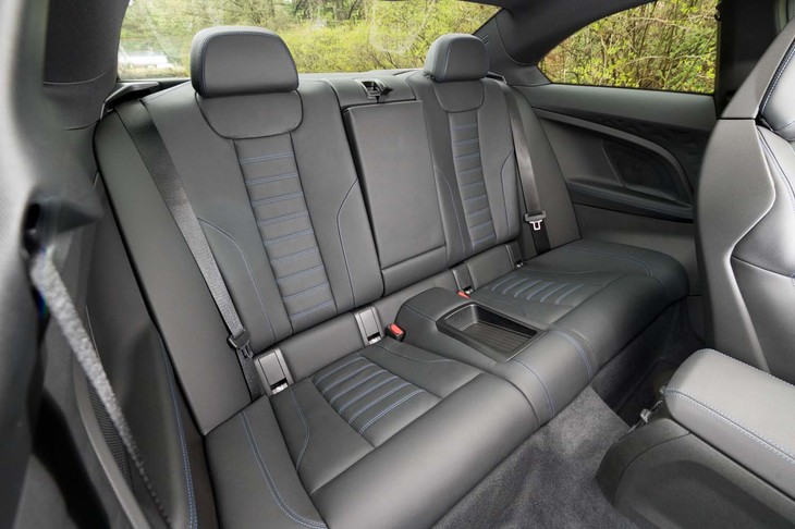 乗車定員は4人。後席はヘッドルームが狭いのがネックだが、膝まわりの空間はそれなりに確保されている。