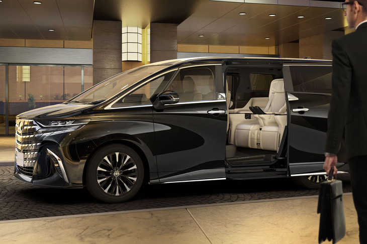 「アルファード スペーシャスラウンジ」は、トヨタ・アルファードの最上級グレード「エグゼクティブラウンジ」のハイブリッドおよびプラグインハイブリッドモデルをベースとする特別架装車。価格はハイブリッド車（4WD）が1272万円で、プラグインハイブリッド車（4WD）が1480万円となる。